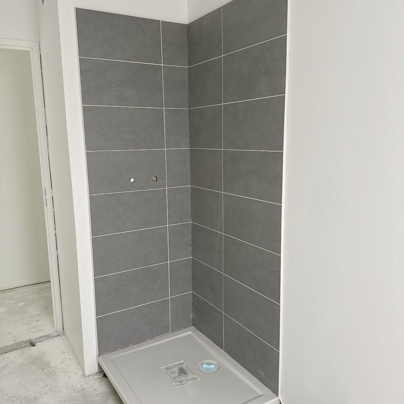Douche habillée de faïence grise grand format