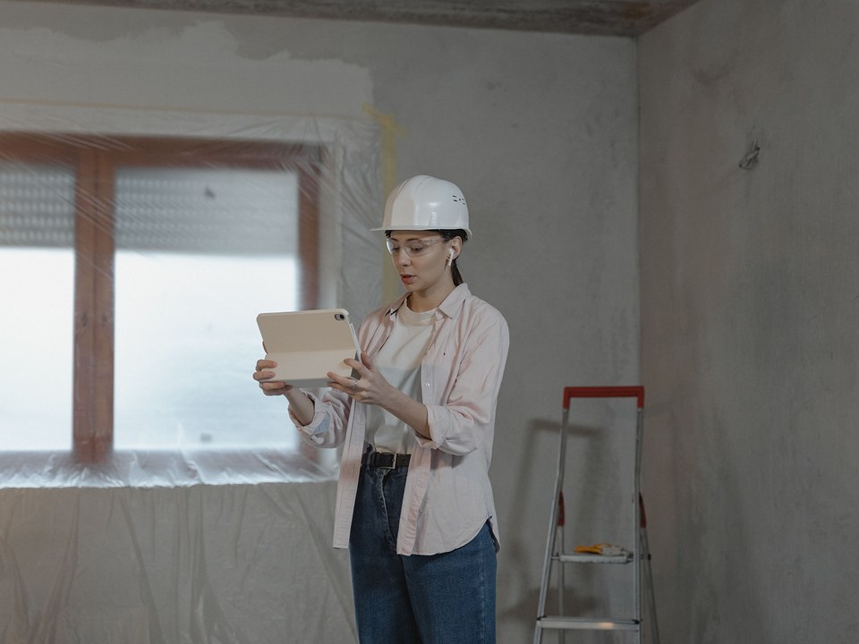 Cheffe de chantier qui suit l’avancement sur sa tablette