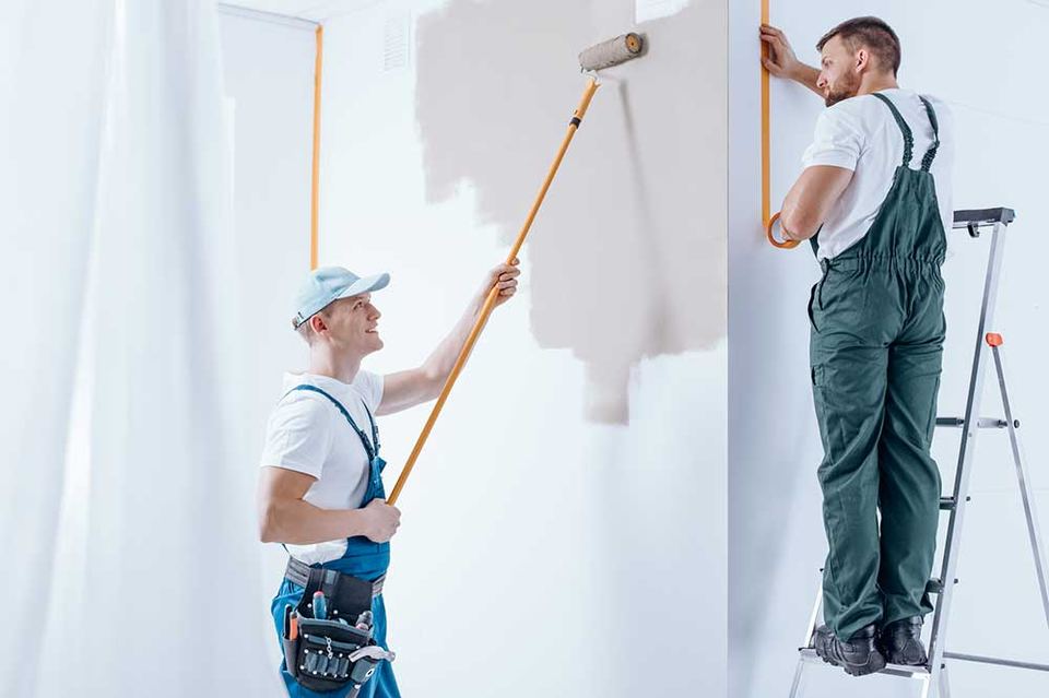 Peintres au travail sur un chantier